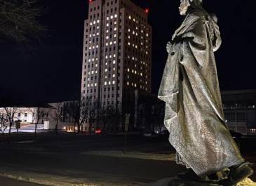 2020-Sakakawea statue in foreground.